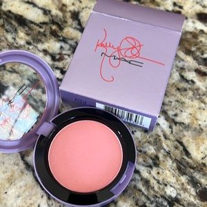 🌙💕HP! Mac x Kelly Osborne Cheeky Bugger Powder Blush